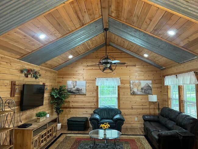 Foto del edificio - 6295 Spring Branch Rd