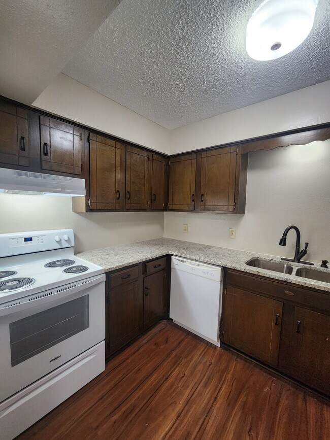 Foto del edificio - 1400 N Perkins Rd