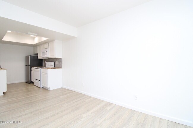 Building Photo - 10210 N 7th Ave