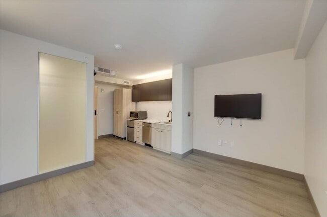 Interior Photo - 145 Leavenworth St