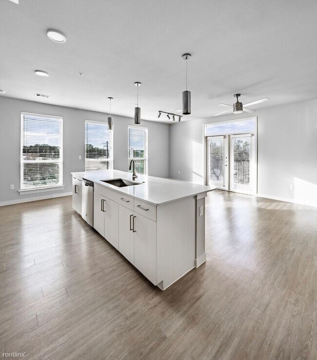 Foto del edificio - 1 br, 1 bath Condo - 1017 W University Ave...