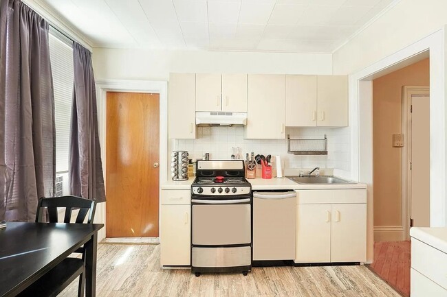 Building Photo - 628 Hudson St