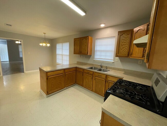 Building Photo - House for rent!