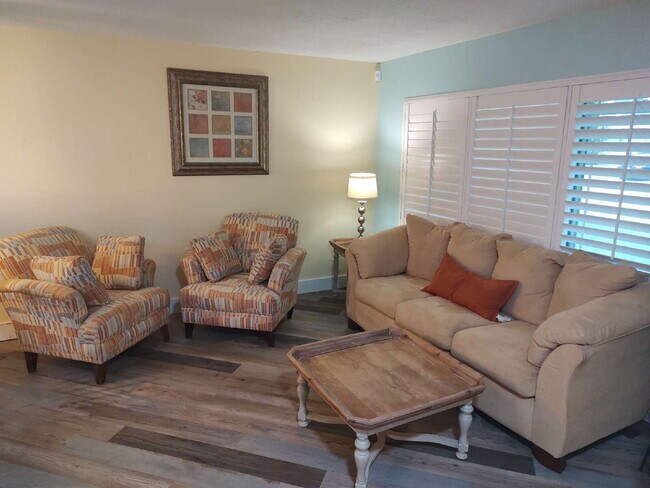 Foto del edificio - "Fully Furnished 2-Bedroom 2 Full Baths in New Port Richey – Your Perfect Retreat Awaits!"