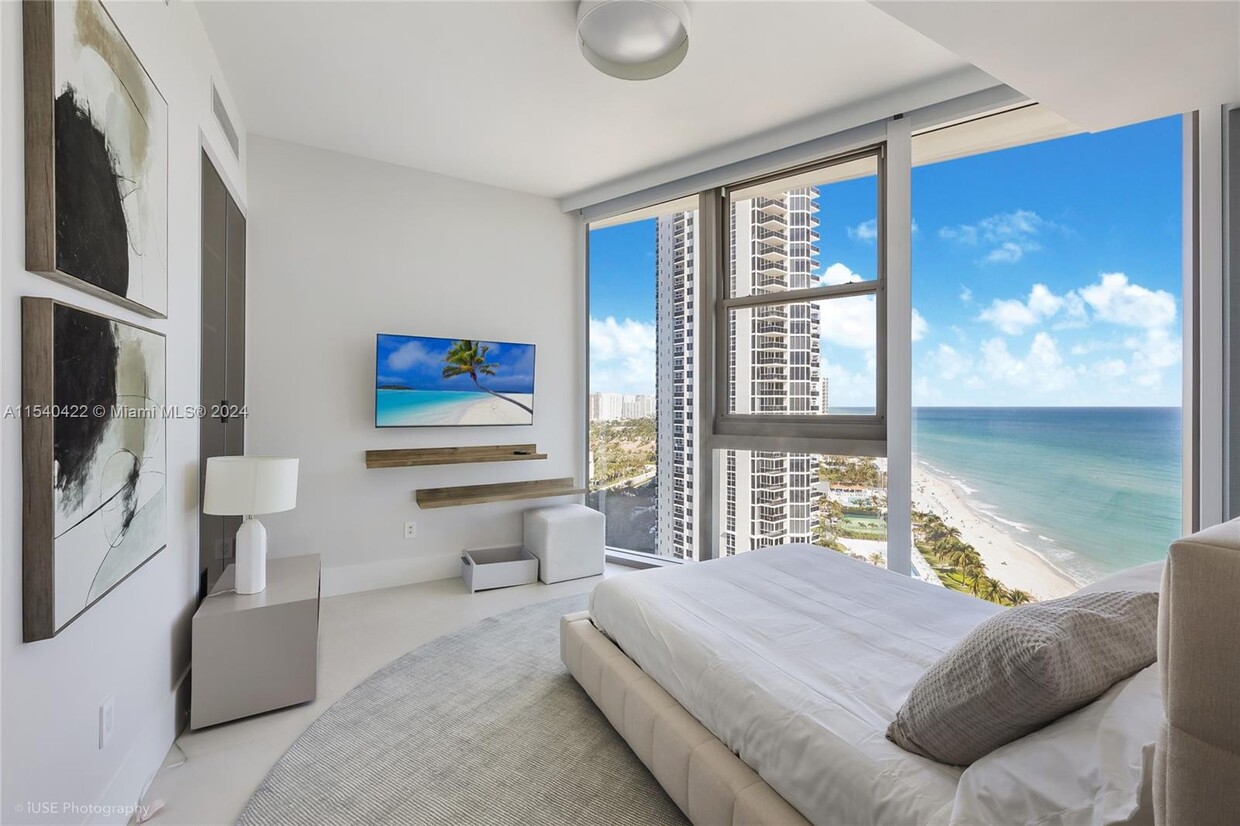 Foto principal - 18975 Collins Ave