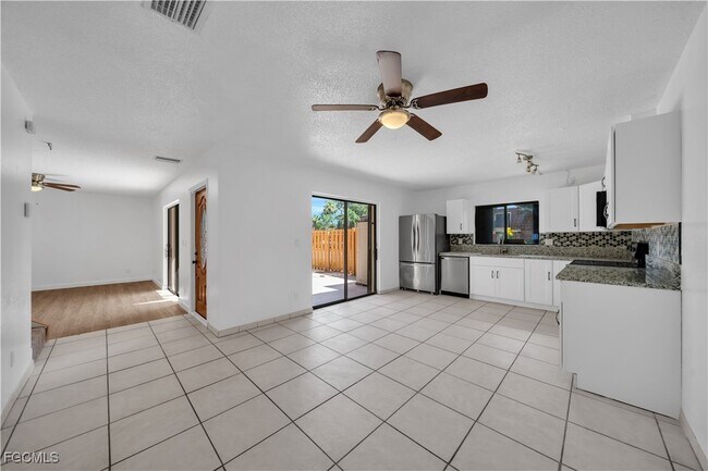 Foto del edificio - 1444 Park Shore Cir