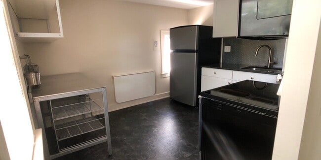 Kitchen - 220 Ardmore Dr