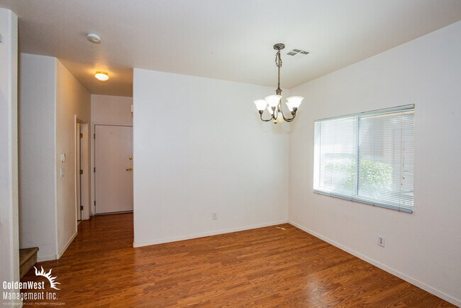 Foto del edificio - Beautiful Two-Story 3Bdm 2.5Ba Rowhome Nestled in Henderson!