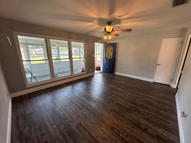 Building Photo - Charming 3 Bedroom Home in Quaint South Da...