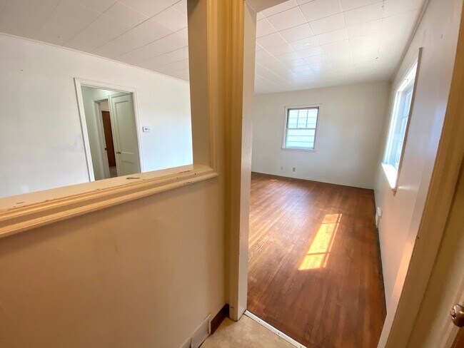 Building Photo - 1525-u