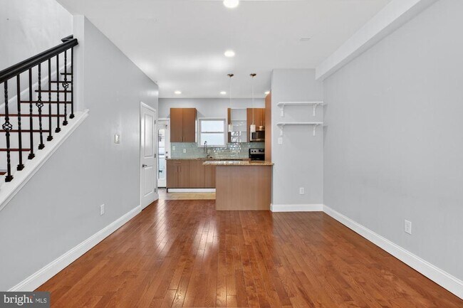 Building Photo - 1935 W George St