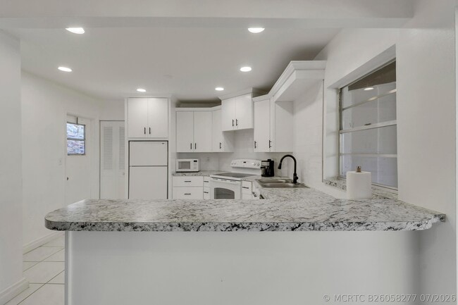 Building Photo - 7 Greenway Dr