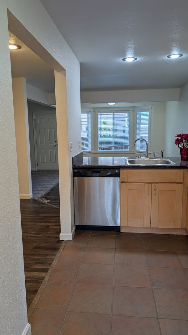 Foto del edificio - 3 Bedroom Townhome in Shoreline