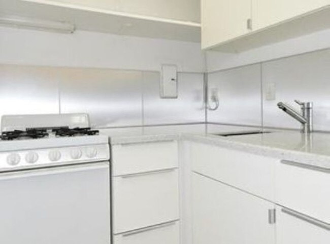 Kitchen - 11 Canterbury Square