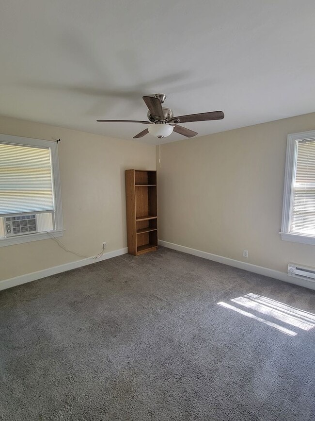 Building Photo - 408 Hanbury Ave
