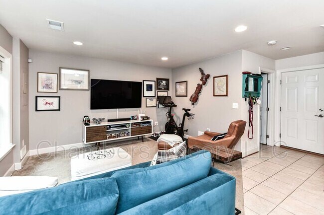 Building Photo - 2505 S Kenmore Ct