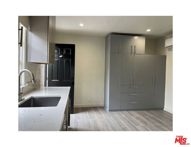 Building Photo - 838 Hilldale Ave