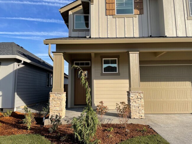 Foto del edificio - NEWER 4 Bed 2.5 Bath Home! Located near the Ridgefield Outdoor Recreation Center, equestrian faci...