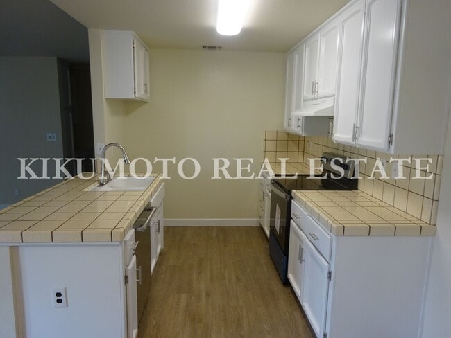 Building Photo - 2 bedroom, 2 bath, 2 car garage Half-plex ...