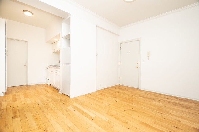 Building Photo - Comfortable & Smartly Designed 1-Bedroom w...