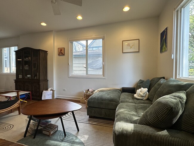 Foto del edificio - 4311 N Claremont Ave