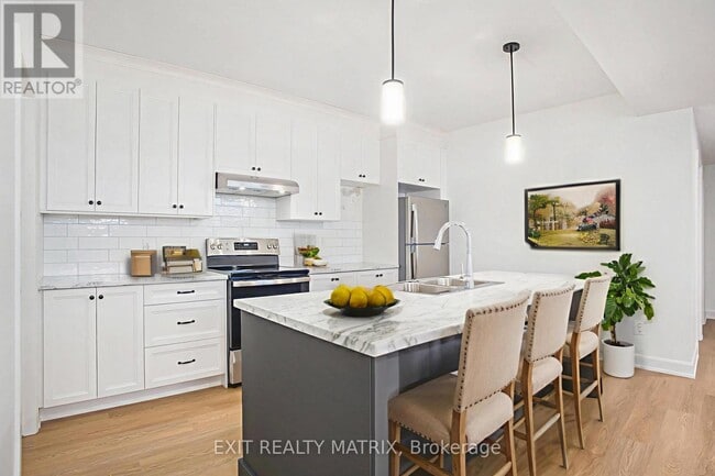 Building Photo - 560 Regina St