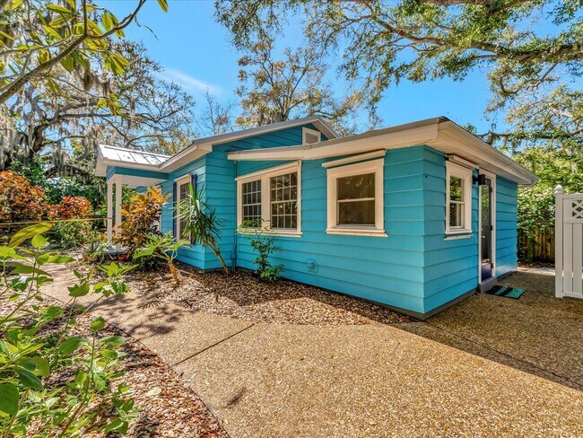 Building Photo - "Escape to a Charming Modern Oasis: Stunni...