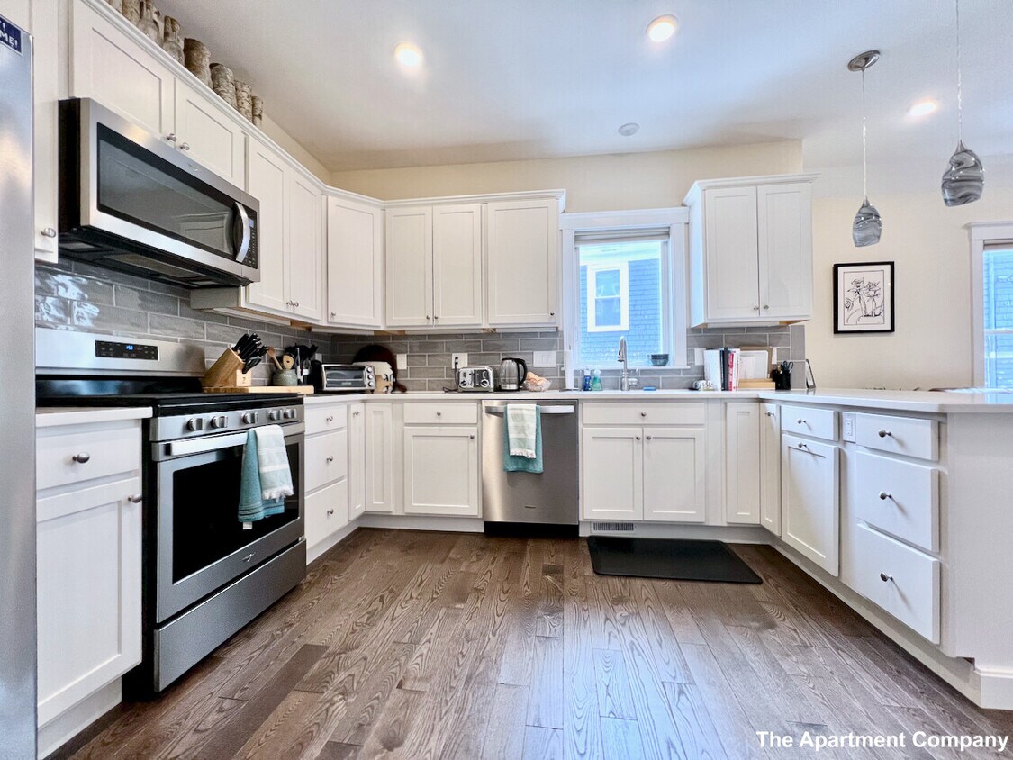 7 Russell Rd Unit 1F, Somerville, MA 02144 Condo for Rent in