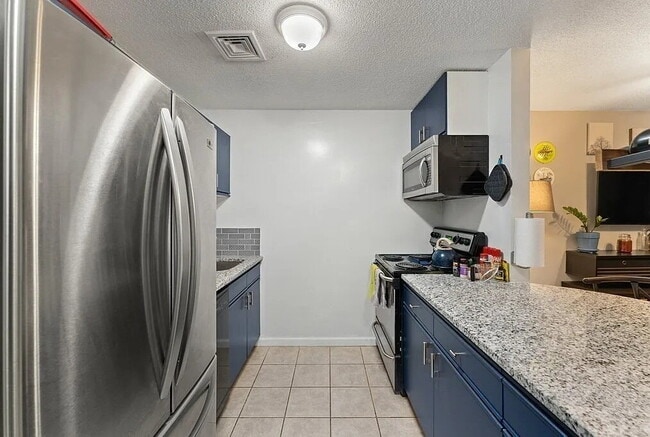 Building Photo - Sophisticated Space Designed for Comfort