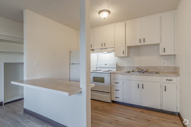 1BR, 1BA - Cocina 579SF - Somerset Apartments