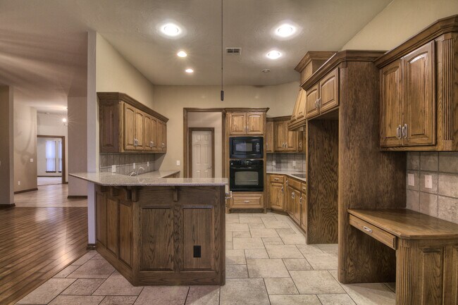 Foto del edificio - Regency Pointe Addition- Community Pool- 3169  Sq. Ft. Home - Large Safe Room- Edmond Schools