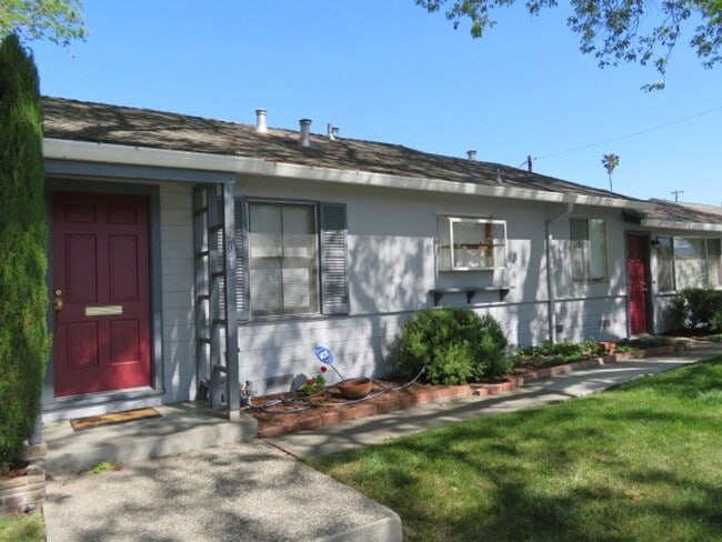 Building Photo - 3 bed / 2 bath with beautiful hardwood flo...
