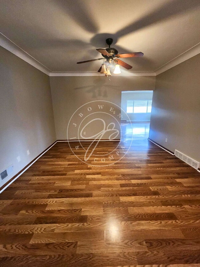 Foto del edificio - Must see to truly appreciate! This unique 3-bedroom, 2.5-bath unit within a 4-unit complex offers...