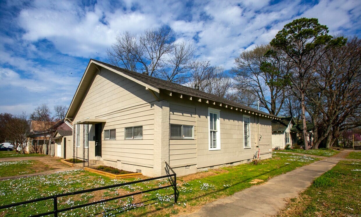 Primary Photo - 1400 Willow St