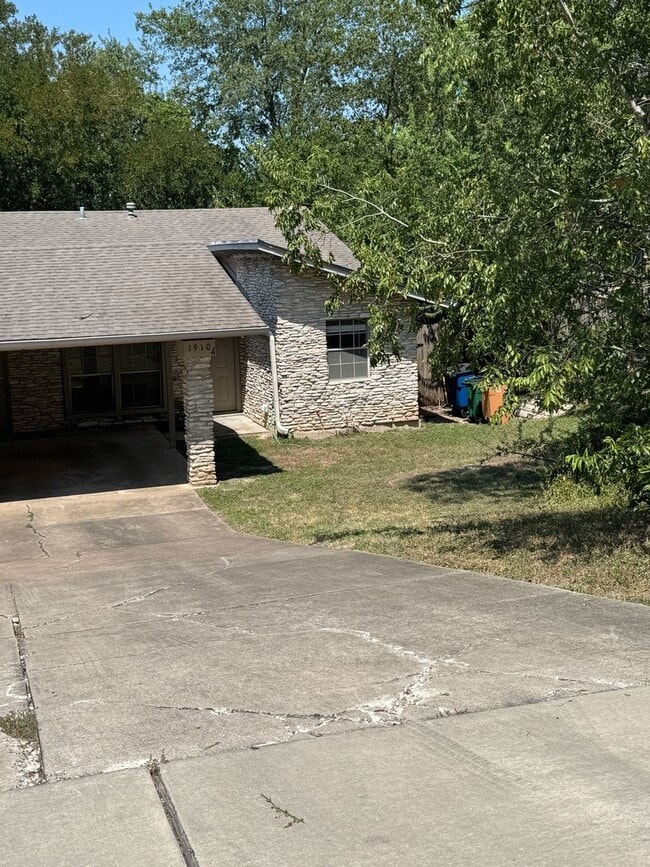 Building Photo - 1910 Westridge Dr