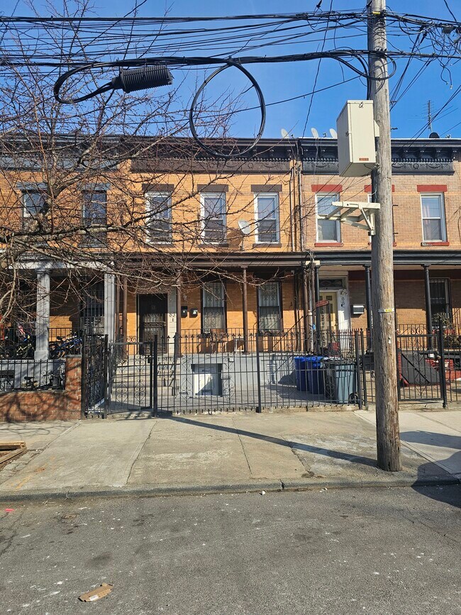 Edificio de 2 familias - 63 Nichols Ave