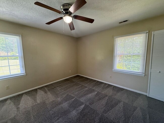 Building Photo - Nice 3 bedroom, 2 bath House