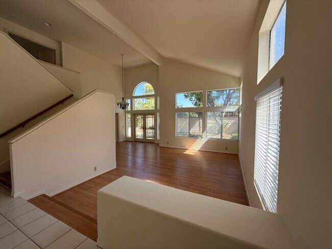 Foto del edificio - Spacious Home in Tustin with Main Floor Be...