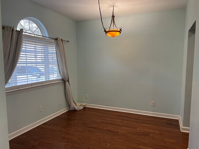 Building Photo - Wonderful townhome w/ garage in Wellstone