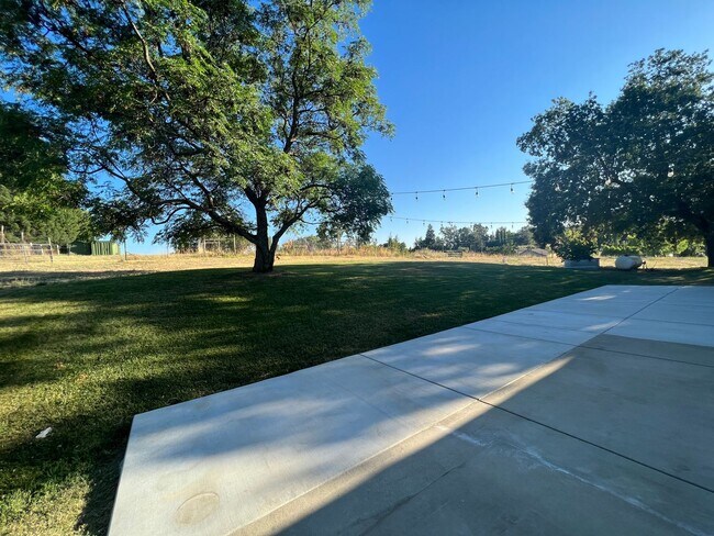 Foto del edificio - Three Bedroom Two Bathroom Large Garage in...