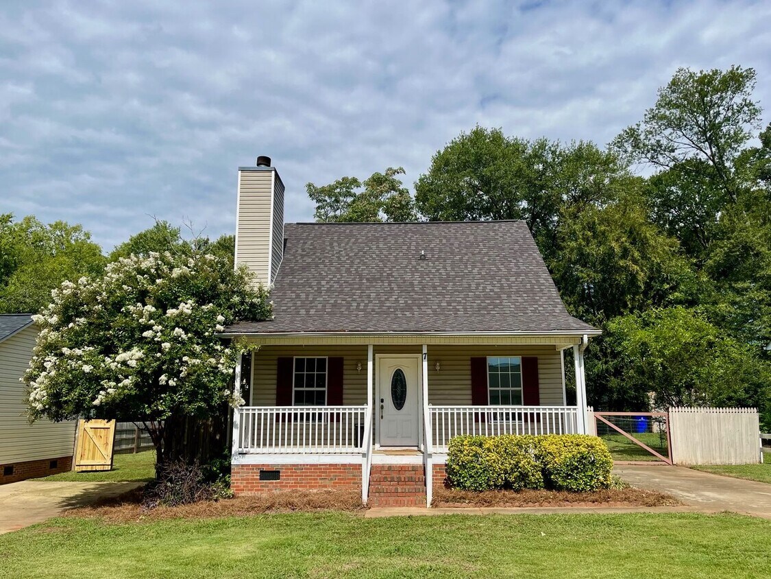 Primary Photo - 3 Bedroom, 2 Bath house with fenced yard!