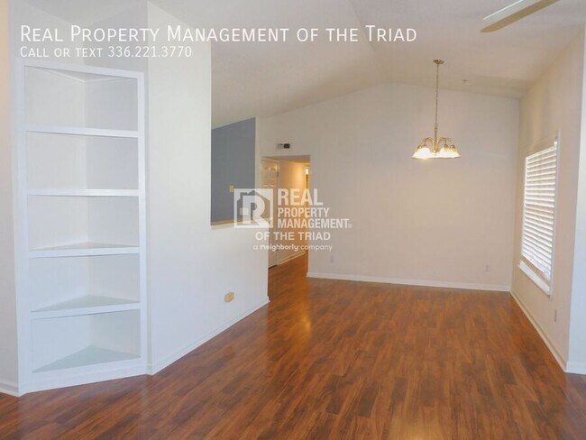 Building Photo - Upper Level 2BR/2BA Condo off Hartley Driv...
