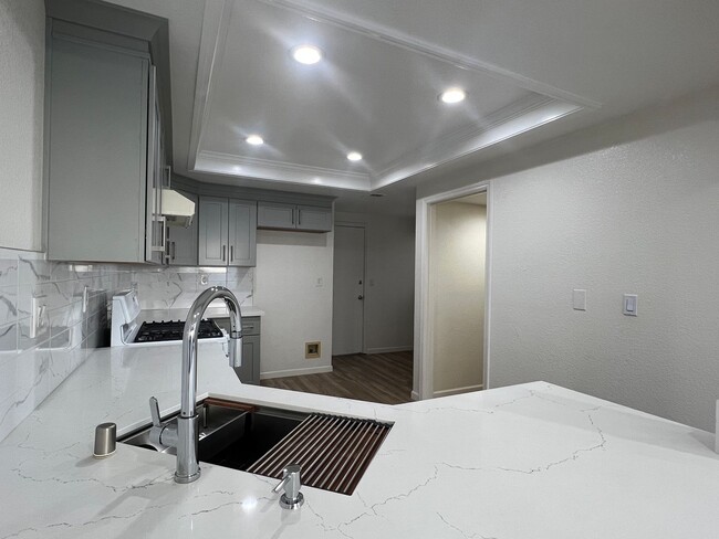 Foto del edificio - Bright & Spacious 3 Bedroom 2.5 Bath Duet ...