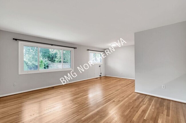 Foto del edificio - 8316 Carnegie Dr