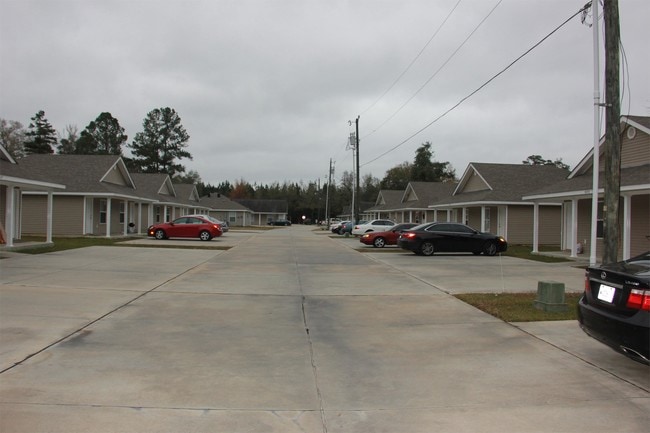 Building Photo - 46463-46516 Heatherwood Dr