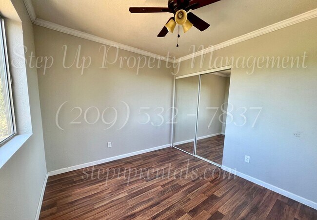 Building Photo - Spacious 3 Bedroom Home with Large Bonus R...