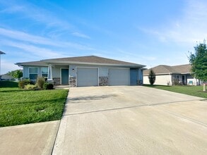 Building Photo - 108 SW Rose St