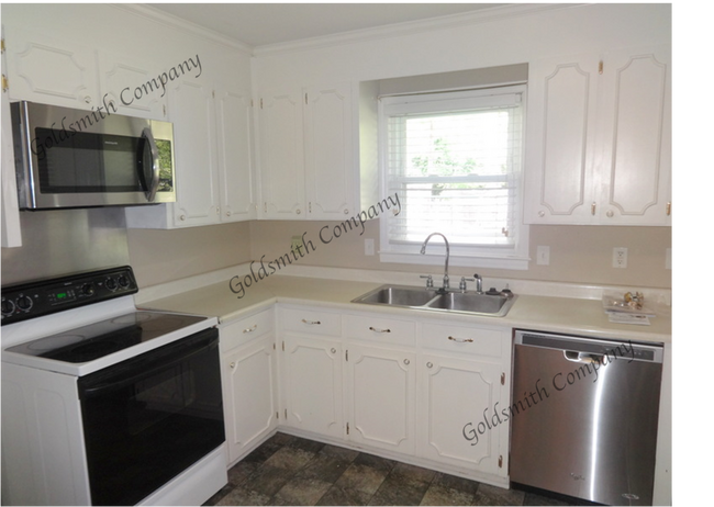 Foto del edificio - 4-Bedroom Spacious Home with 3 Full Baths ...