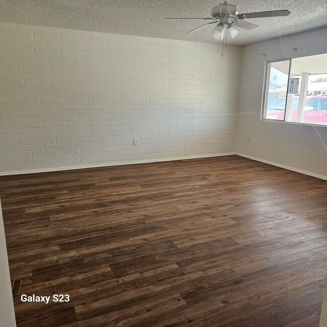 Foto del edificio - 9845 N 105th Dr