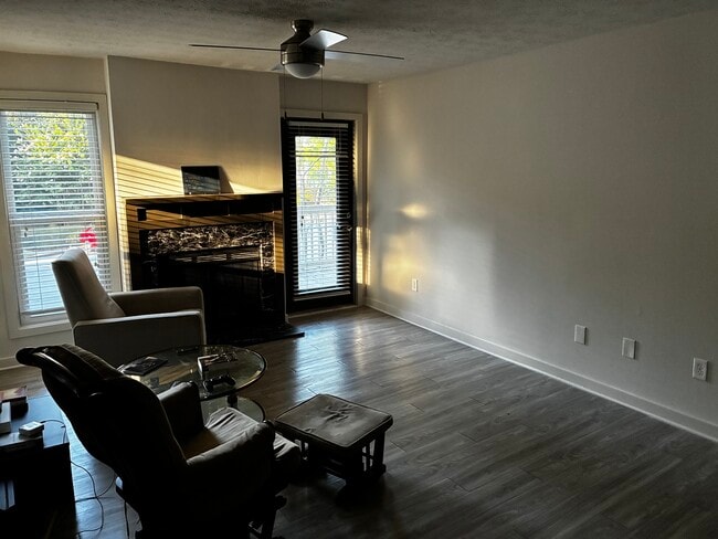 Foto del edificio - 321 Holcombs Pond Ct